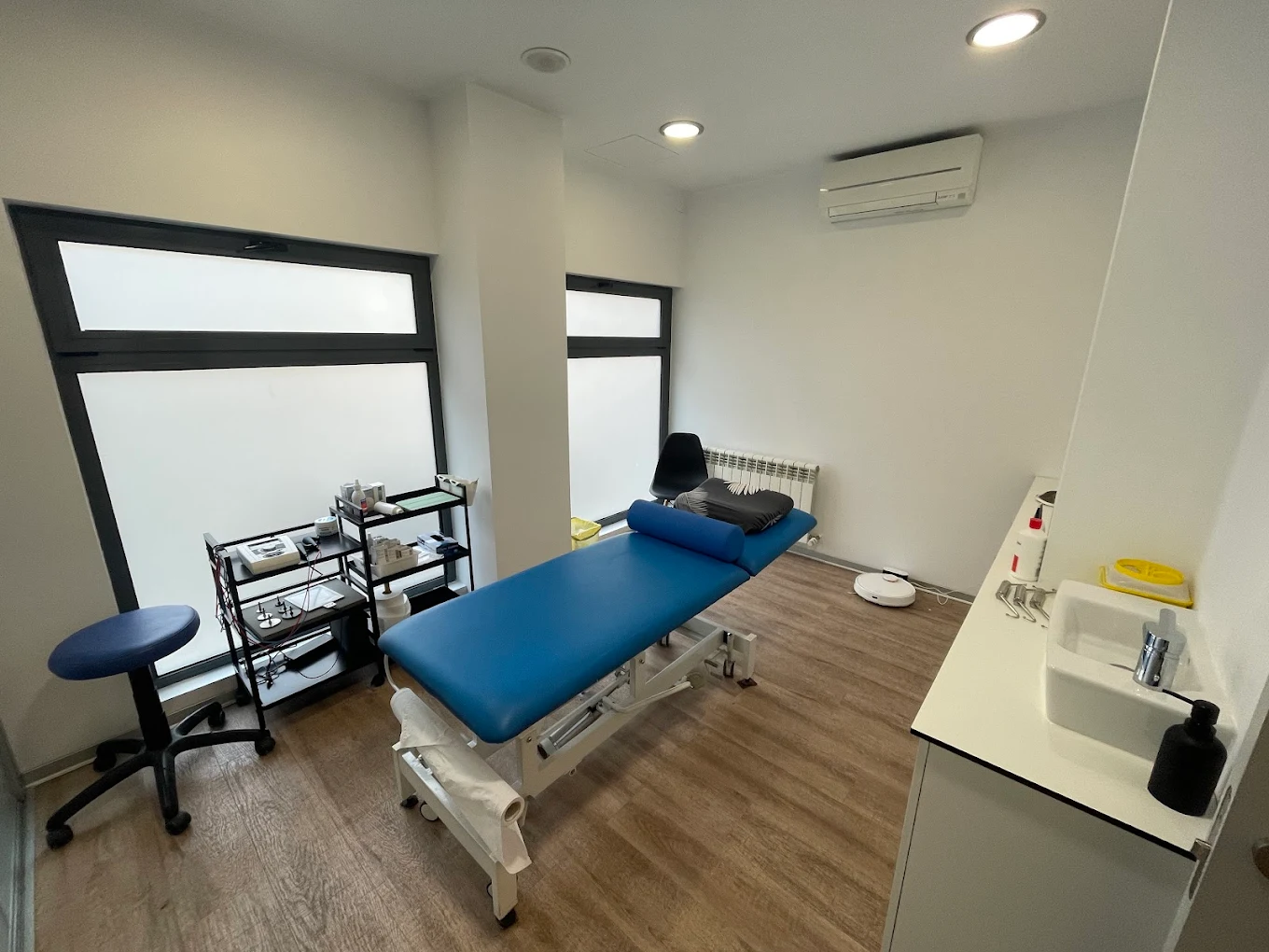 Interior moderno de RTP Clínica de Fisioterapia en Pamplona - Río Arga 8A bajo